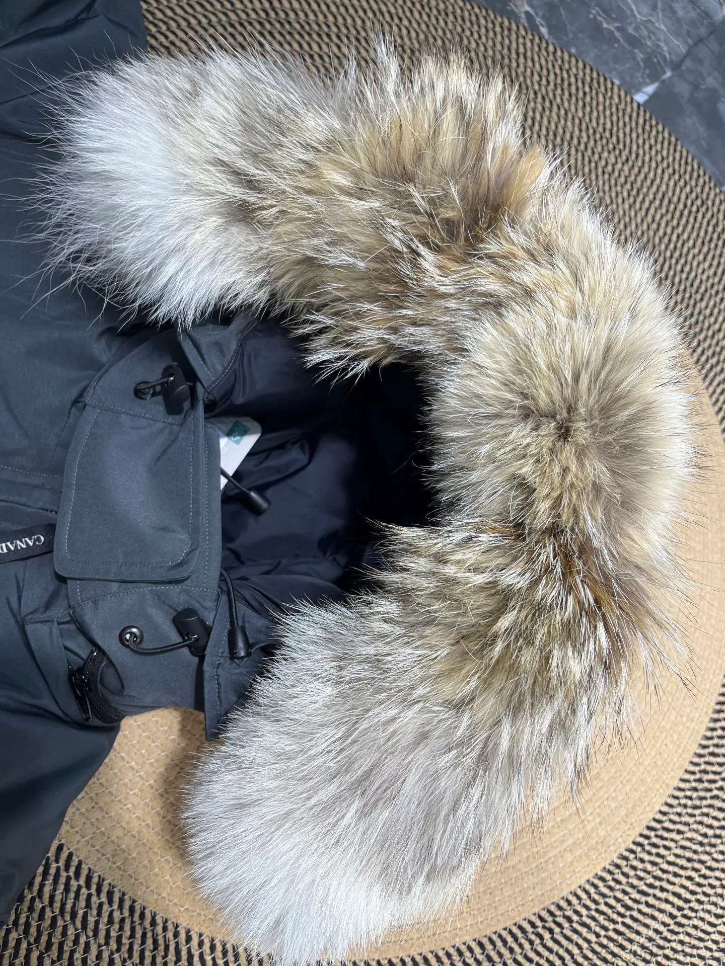 P860 Canada Goose Canada # Expedition04 Parker, a treasure of Canadian origin! Limited supply worldwide! Canada Goose Model 04 is a top-notch couple model, polar cold-proof outdoor series fur collar detachable hooded parka down jacket, the first Goose in 2024. I hope my partners like the top quality, and I hope everyone can evaluate it together! The most popular cool items of the Big Goose family in 2024 are online. The same popular product of Yi Yang Qianxi is said to be a joint limited edition Big Goose that cannot be bought in autumn and winter. If you dislike the sameness of the Big Goose in the past, then this model will definitely give you a different experience! This year's most powerful couple's collection for autumn and winter is online, a top-notch luxurious ready-to-wear style, paired with an outdoor warm down jacket with great style and charm! The most standard and classic items of the Daye family in the past two years are equipped with unique reflective stripes for embellishment, which further shows the high-end fashion performance effect. With the embellishment of hardware buckles, it has excellent performance effect. The upper body is clean, simple and elegant, even for urban leisure. It is suitable for various occasions. Designed with large pockets, this model has a large capacity and is equipped with reflective stripes, making it safer at night. It is suitable for various adventure activities. It is made of windproof and waterproof technical materials. The interior is filled with full white duck down, which is absolutely cold-proof and warm. It also has a stand-up collar design and fine fluff at the collar, with meticulous attention to detail! The charm of this model is also more spiritual, and the upper body has more temperament and specifications. It perfectly shows the ultra-high standard of fashionable performance of this model, integrating outdoor and life, and you can even create high-street wear! The most pinnacle limited-edition goose that we have presented so far, both in terms of design and detailed materials, it is completely outstanding. The grand and evergreen version design is matched with cool reflective elements. The overall appearance can be said to be quite high, and it has that kind of powerful outdoor performance! It combines high-end casual attributes with high-street style. It is high-grade, domineering, warm, and beautiful. The visibility of the upper body is quite strong, and the configuration of the owl element is highly brand-recognizable. It fully complements the overall brand performance and visual effects, and also has the high-end sense of fashion and fashionable performance. It is a must-buy product because it is the most awesome down brand on the planet and one of Canada's three national treasure brands. It is also a sentimental down luxury brand. In the field of polar cold-proof clothing, Goose has made an irreplaceable contribution... Size: xs s m l xl